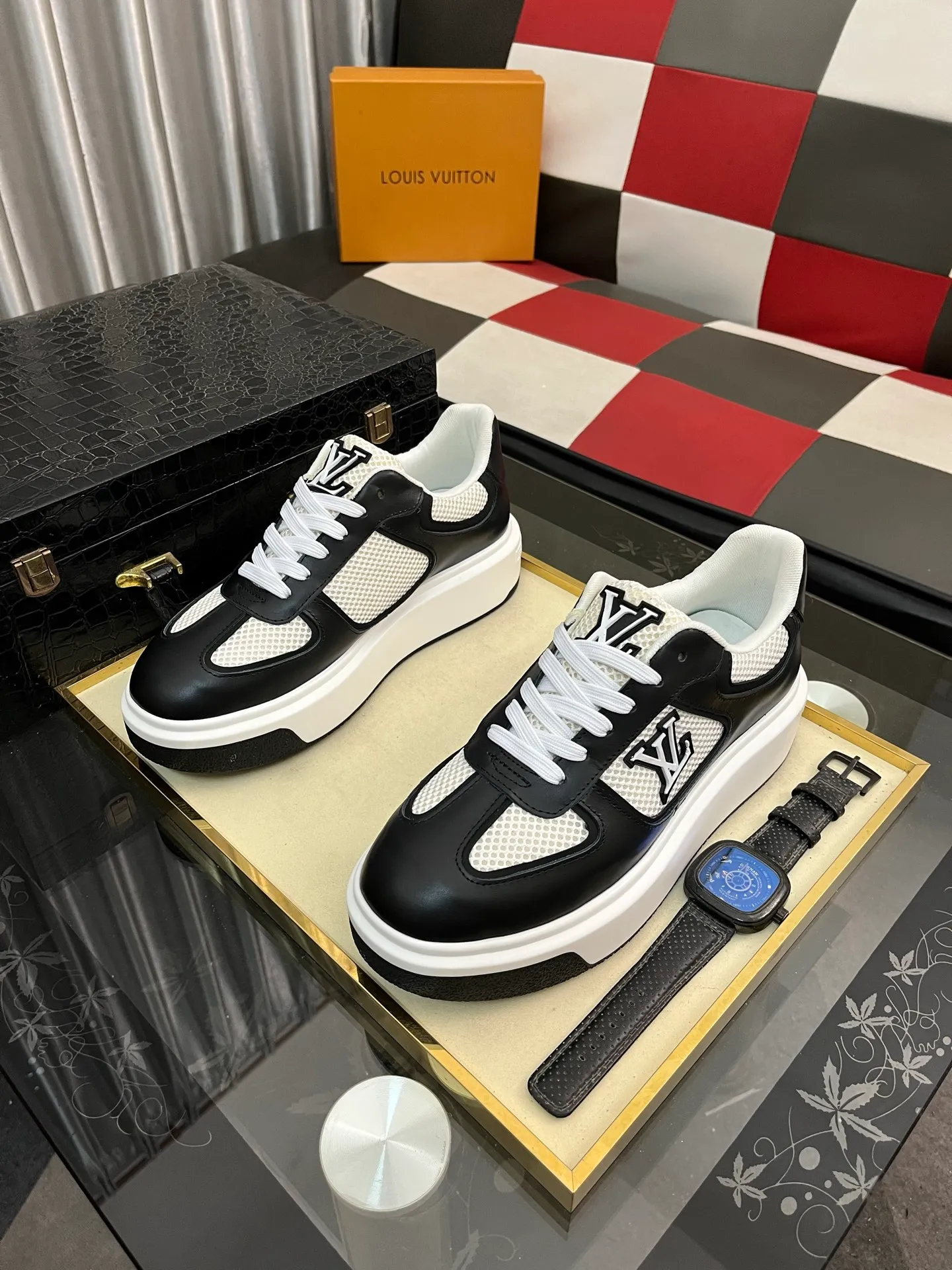 Men's shoes 💰458⌚️⌚️《Louis vuitton/LV Louis Vuitton》original quality.~ Unique modern style sneakers. 🏃A must-have casual shoe for trendy men😍😍 Original brand imported from Italy, imported original leather, cowhide lining (refuses to discolor and grind feet) sole: original sole provided by the original factory, French lazy style design ⚠️Fit to the feet, original quality, super comfortable original sole. Code number: 38-442️⃣Colors available